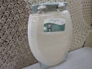 lot 254 image: Mayfair Easy Clean Toilet Seat  EW5...