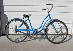 lot 3 image: Vintage Schwinn Hollywood Womens Cruiser Bicycle