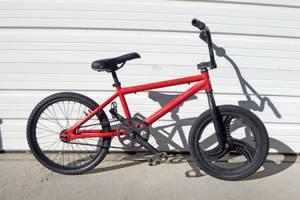 lot 7 image: Youth Redline BMX Bicycle