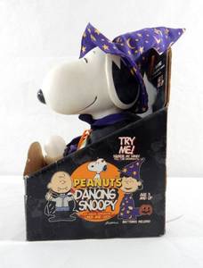 lot 23 image: Vintage 1997 Peanuts Dancing Snoopy Musical Figure