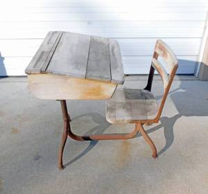lot 17 image: Vintage 1930s-1950s Wood and Metal School Desk