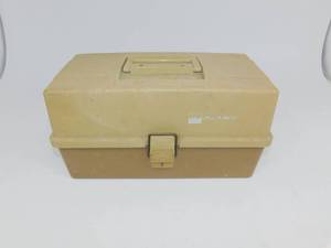 lot 3 image: Vintage Tackle Box