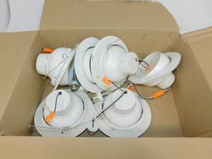 lot 62 image: 6 White Adjustable Lights