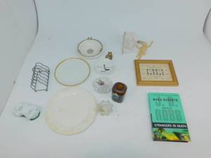 lot 88 image: Misc Items