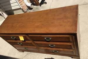 lot 89 image: Davis Company 6 Drawer Dresser With Glass Top
