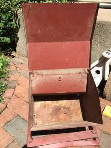lot 91 image: Assorted bird houses and feeder