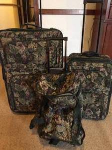 lot 255 image: Three Piece Floral Leisure International Luggage Set