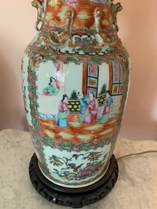lot 39 image: Decorative Asian Themed Lamp