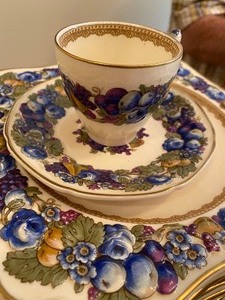 lot 114 image: Crown Ducal Florentine (England) CupsSaucers