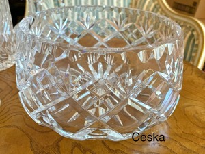lot 145 image: Decorative Glassware Items