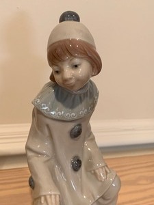 lot 154 image: Seated LLadro Clown Figurine