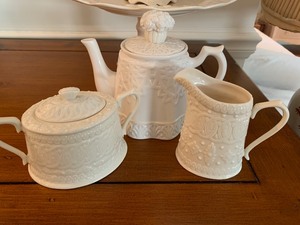 lot 152 image: Compotes and Tea Service
