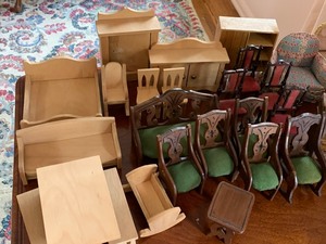 lot 277 image: 28 Pieces of Vintage Doll Furniture