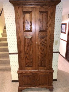 lot 299 image: Oak Gun Cabinet
