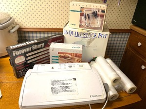 lot 325 image: Misc Kitchen Items