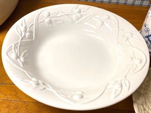 lot 332 image: Decorative Kitchen ItemsDishes