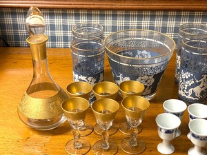 lot 329 image: Vintage DishesGlassware
