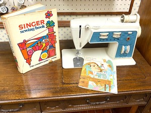 lot 326 image: Singer Sewing Machine with Cabinet