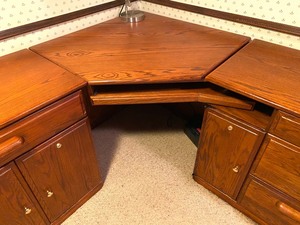 lot 318 image: Corner Desk