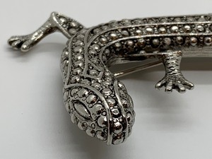 lot 42 image: Fun Lizard Brooch