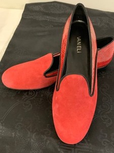 lot 25 image: Vaneli Red Flats- New
