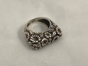 lot 117 image: Vintage Sterling Silver OLM Floral Motif Ring