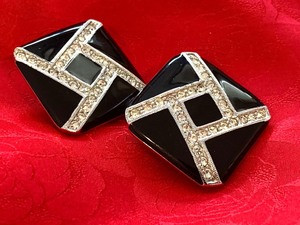 lot 202 image: Art Deco 89 Clip Earrings