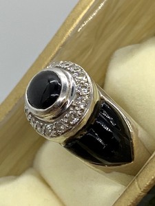 lot 240 image: Stunning 18K and Black Onyx Ring