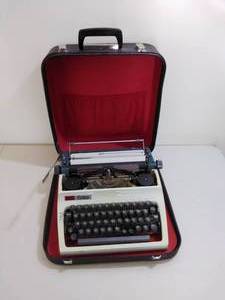 Vintage Daro Erika Typewriter in Case