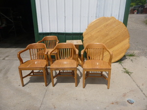 Pedestal Table with 4 Chairs