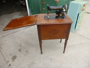 Vintage Singer Sewing Machine in Cabinet