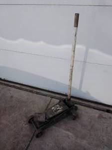 lot 31 image: 1 Ton Capacity Jack