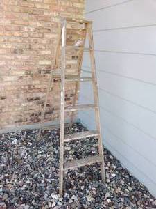 lot 43 image: 6ft Wooden Ladder