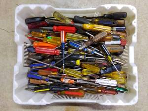 lot 77 image: Plastic Tub FULL of Screwdrivers