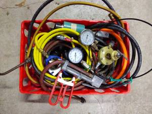 lot 94 image: Crate of Air Hoses & Gauges