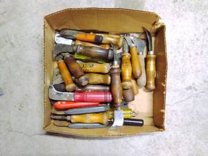 lot 129 image: Box of Wire Knives