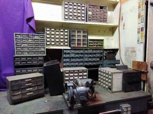 lot 232 image: Organizers & Grinder