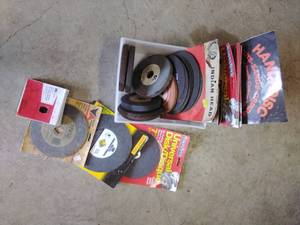 lot 157 image: Plastic Tub of Abrasive Wheels