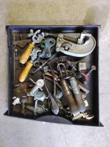lot 171 image: Lot of misc tools, vises and clamps