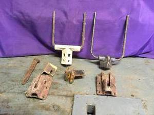 lot 3 image: Misc Train Related items.