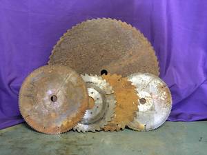 lot 9 image: 5 Old Log Saw Blades