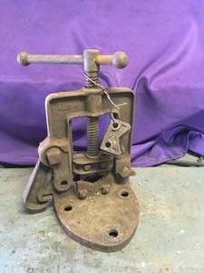 lot 17 image: Hollands Erie Pipe Vise