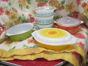 lot 70 image: Lot of Pyrex glass...