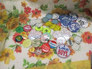 lot 73 image: Vintage buttons...
