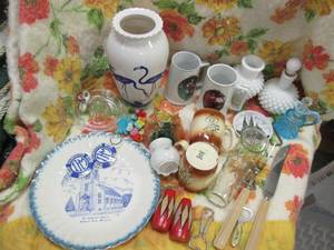 lot 77 image: Assorted glass and collectibles...