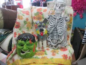 lot 89 image: 3 Halloween figures...