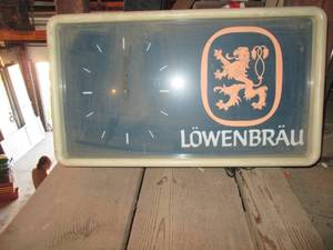 lot 19 image: Lowenbrau clock...