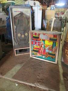 lot 25 image: Cleopatra pinball machine...