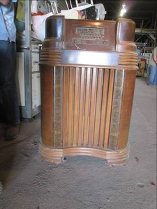 lot 26 image: Philco radio...