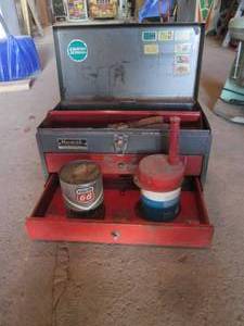 lot 30 image: Metal tool box with screwdrivers an...